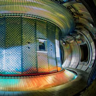 L'intérieur de West, l'environnement en tungstène (W) du tokamak à l'état stable, où le record de fusion a été atteint. © CEA-IRFM